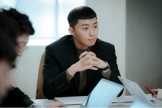 樓主表示老婆公司近日想請文員，薪金有17k，要求有兩至三年經驗、中學畢業、中英文普通就可以，不過佢大呻請人遇到唔少困難。