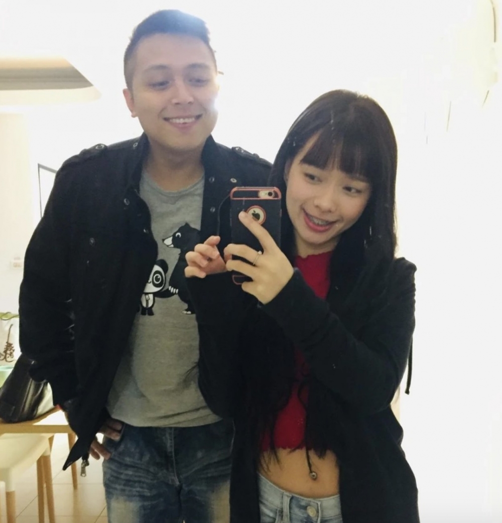 而Ash被爆出緋聞時，剛與台灣籍丈夫離婚！