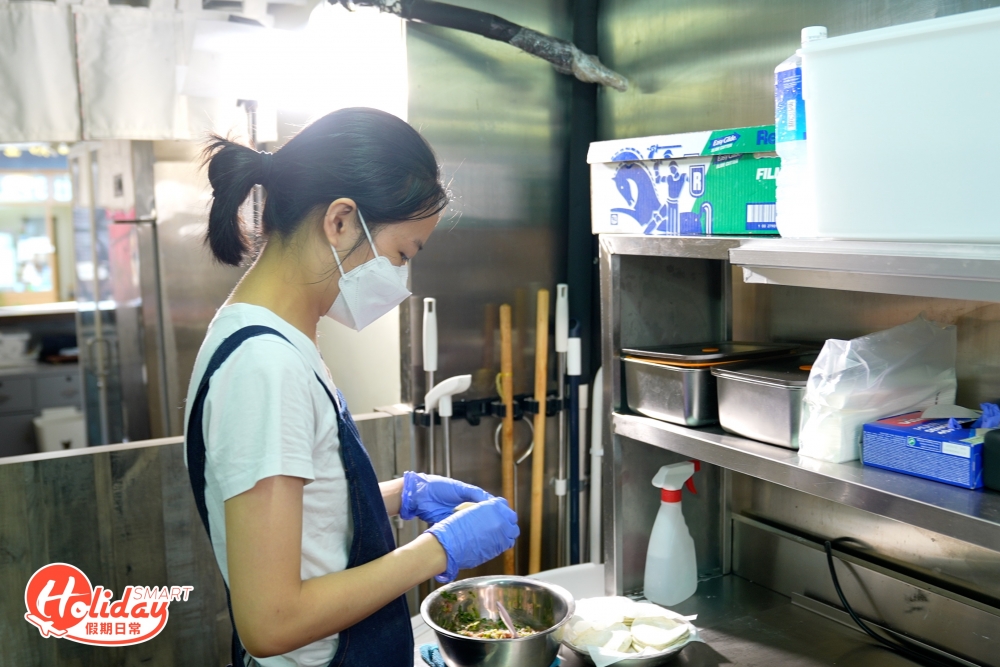 「家傳餃子」店主Hailey本身是學廚,一直醉心於意大利菜,不過皆因對餃子有種情意結,於是就將製作意大菜的技巧運用於製作餃子,餃子每日人手包製,由餃子皮到餡料全部自家製,由準備食材、製作內餡至包製餃子等幾乎每個步驟店主都親力親為,盡顯店主對製作餃子的熱誠。