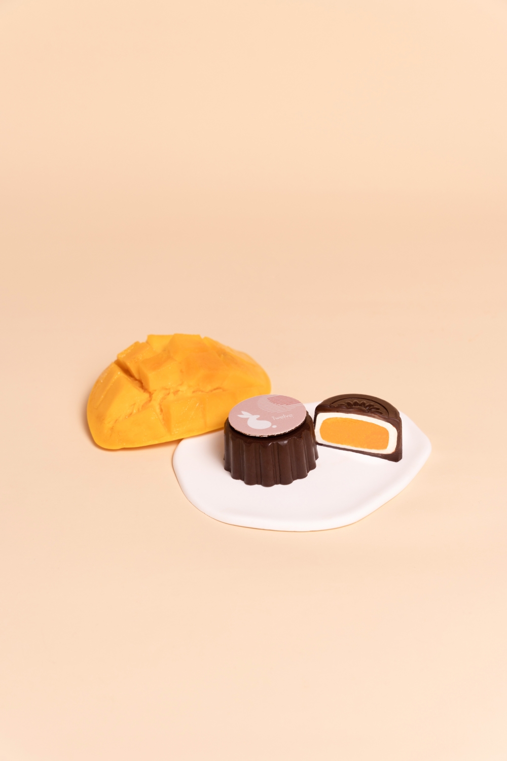 芒果流心白朱古力月餅。