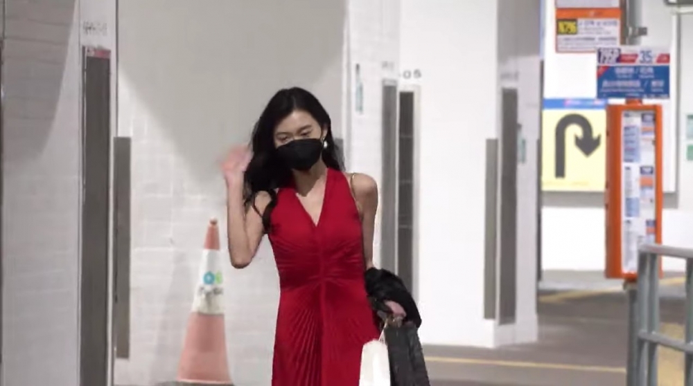 著上紅裙嘅佳麗叫Atlia，一開口就係半鹹淡廣東話