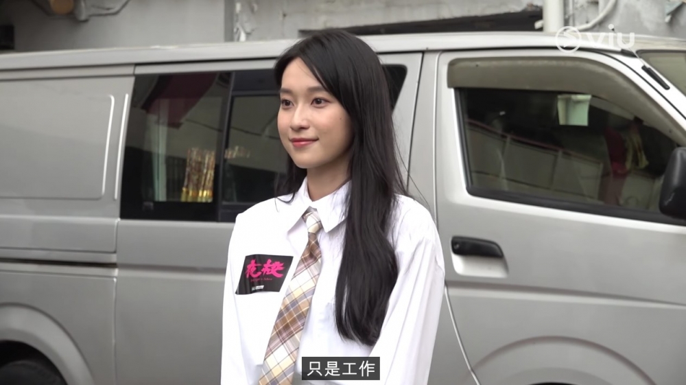 都有網民提到女主角Candy應該係有著高踭鞋嘅。