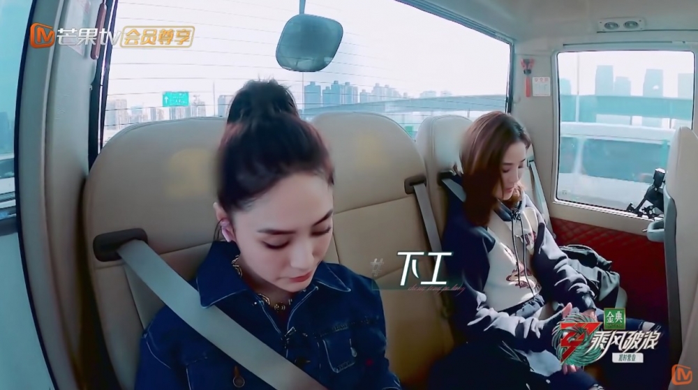 一影完相，佢哋就極速變臉，放鬆表情之餘仲齊齊低頭望手機。