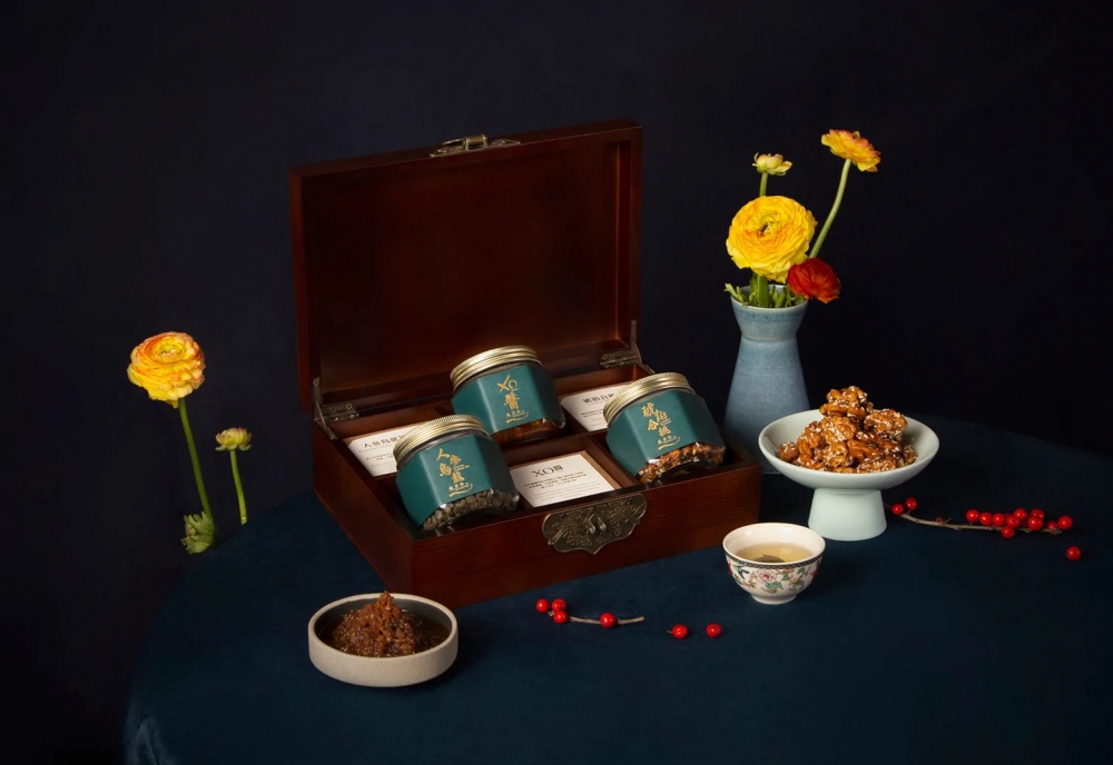 星級嚐味禮盒包括自家製XO醬、香酥琥珀合桃及頂級人參烏龍茶葉。
