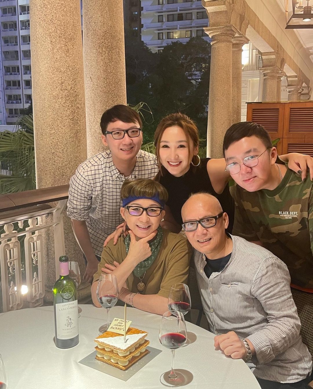 高海寧非常愛惜父母和兩名弟弟。