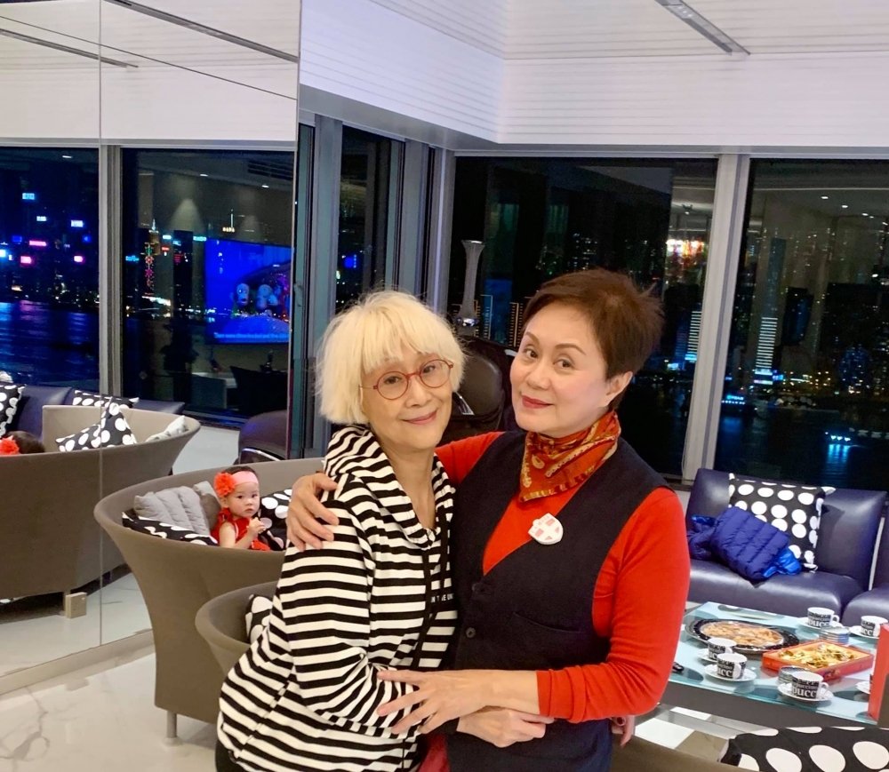 圈中唔少藝人每年都會去佢屋企觀賞維港放煙花，佢之前就曾經公開位於紅磡2,500呎豪宅嘅內部環境。