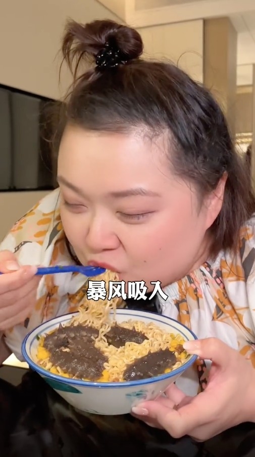 細細粒品嚐唔同嘅食物包帶貨。