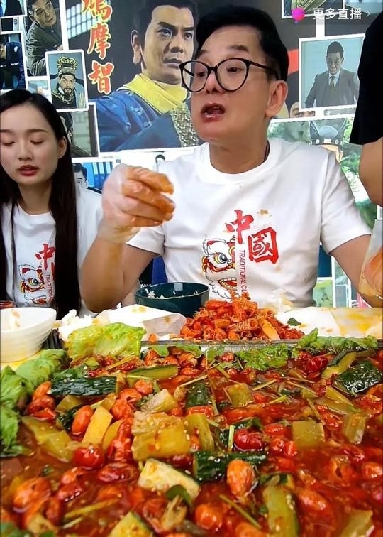 李國麟就曾經因為帶貨麻辣小龍蝦食到無停手,辣到眼泛淚光、嘴唇發黑。