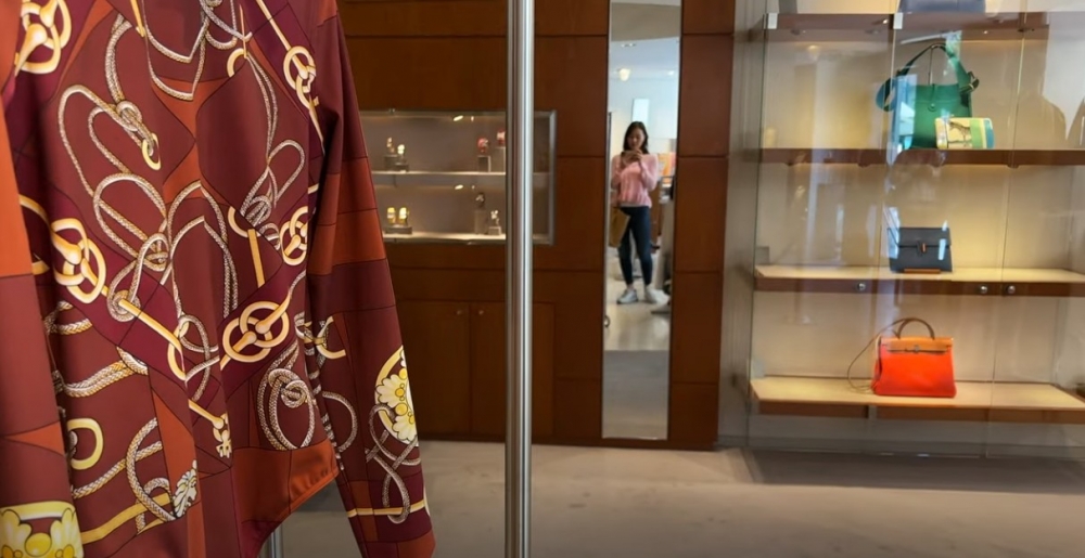 袁嘉敏上載最新旅遊影片,同朋友喺法國波爾多逛Hermès!