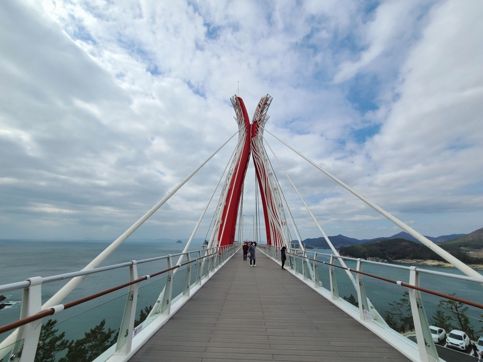 「Seolri Skywalk」嘅盡頭有一個空中韆鞦「Skywalk Swing」,人氣打卡熱點!