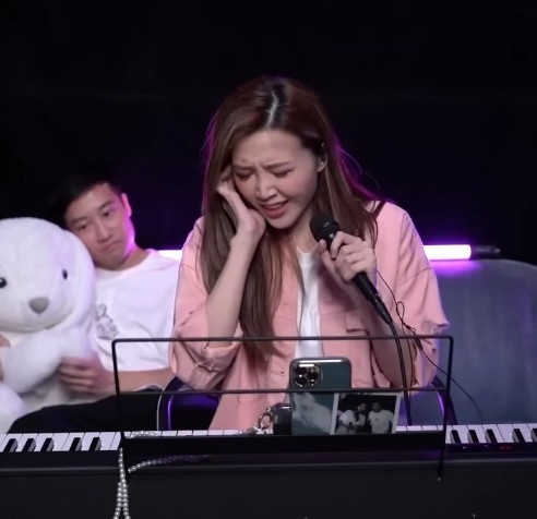 佢以和音與楊丞琳隔空合唱,身為歌手嘅吳若希以超高音演釋《越難越愛》,一展唱功