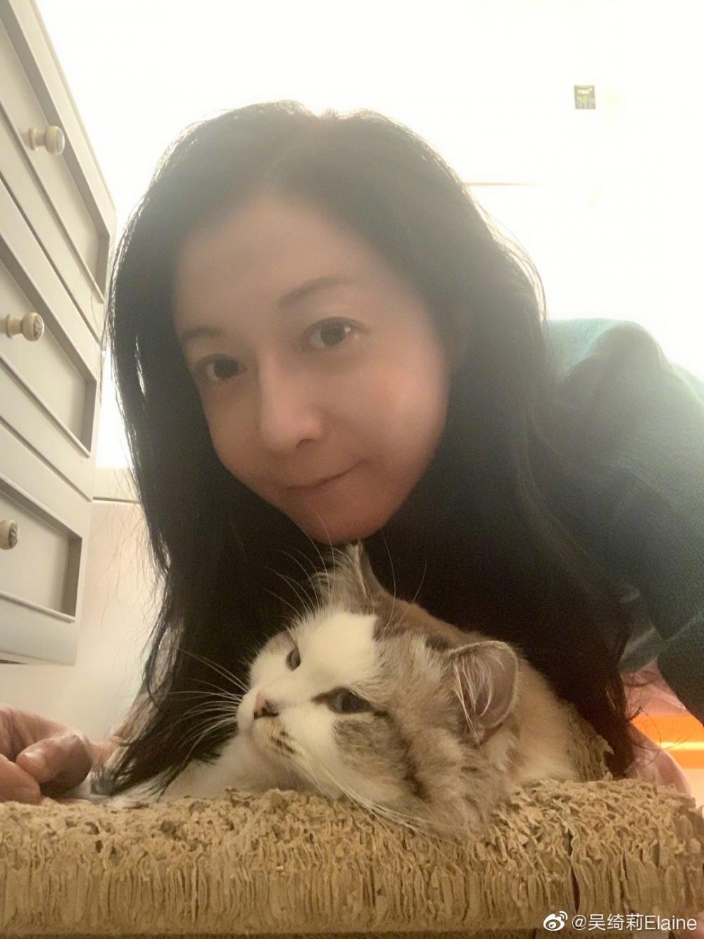 現年49歲嘅吳綺莉誕下女兒吳卓林後風波不斷,近年母女關係不佳