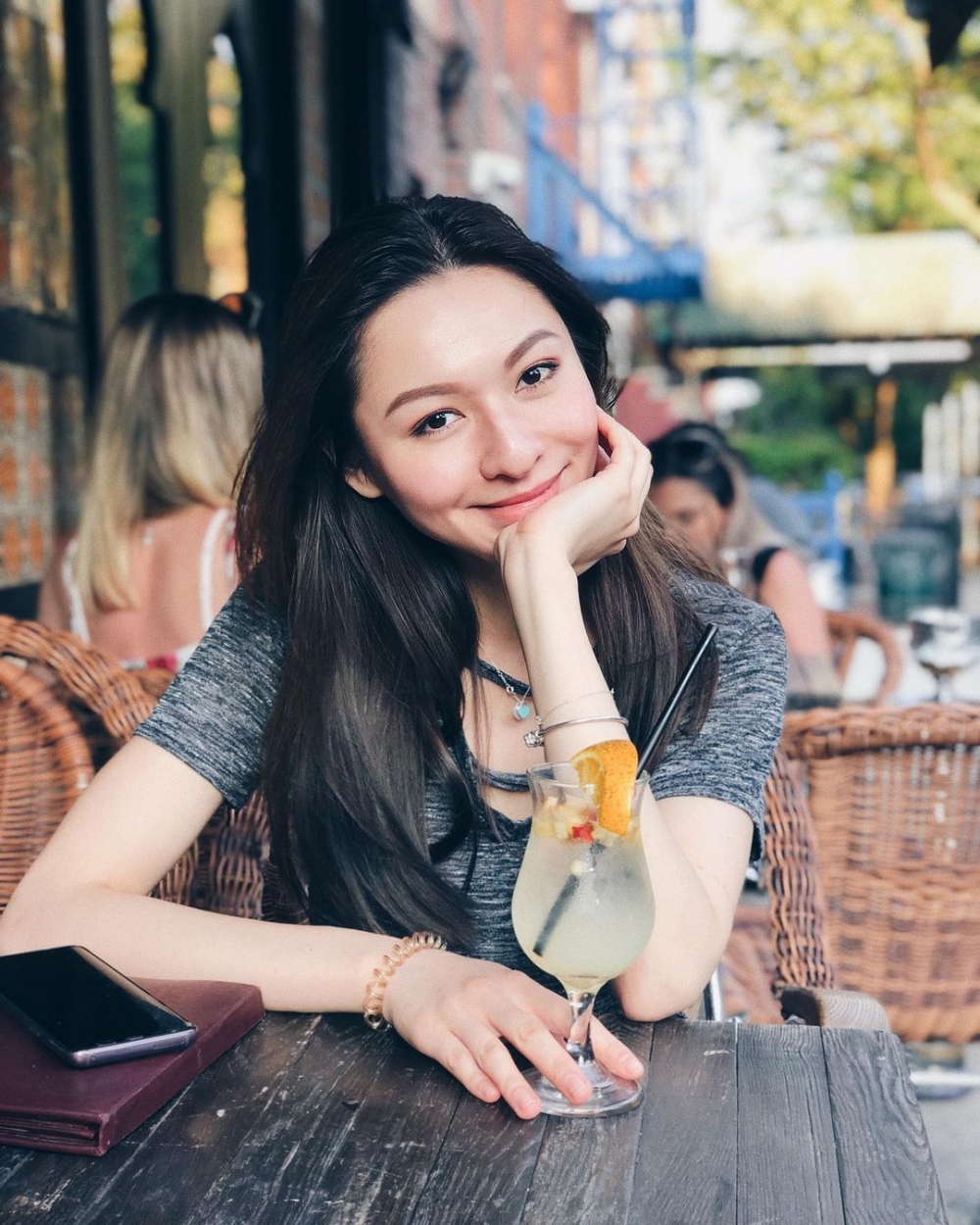 Denice為資深演員林俊賢的女兒。