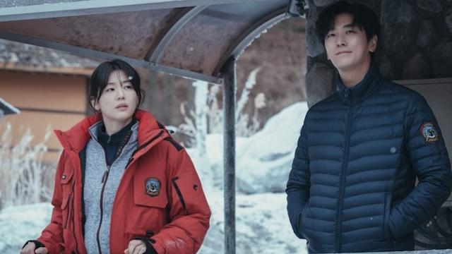 據悉二人所選擇嘅路線並唔算難，不過當遇上風雪時就會變得困難重重！