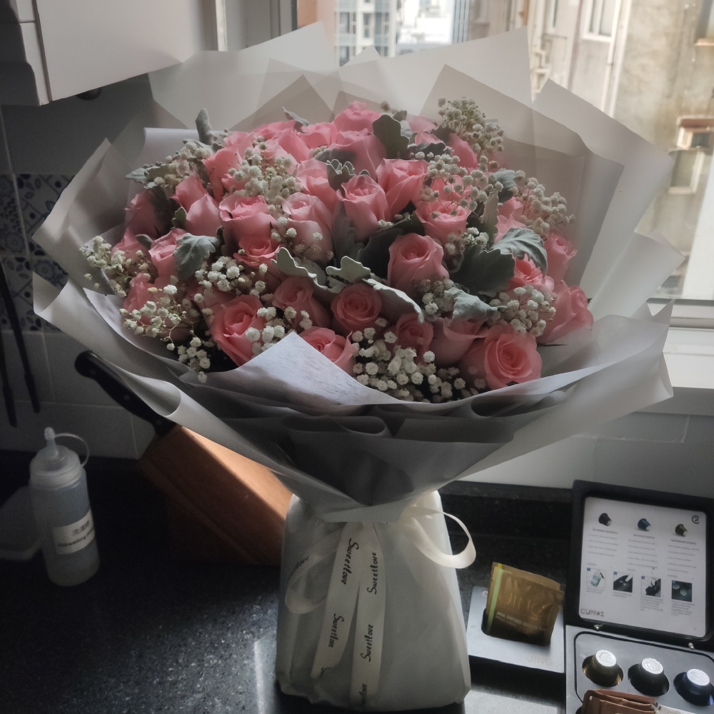 事主未婚妻知道事件後亦加入追問職員佈置同花去哂邊，對方回答：「已經掉哂」，再檢查後職員表示可以執返紮花畀佢哋