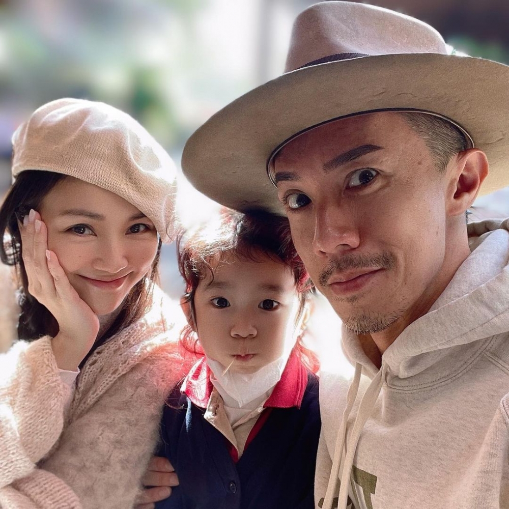 張靖(Karina)同哥哥張瞻相差10歲,身為掌上明珠,張靖由細到大都獲父母哥哥愛錫,簡直係集萬千寵愛於一身