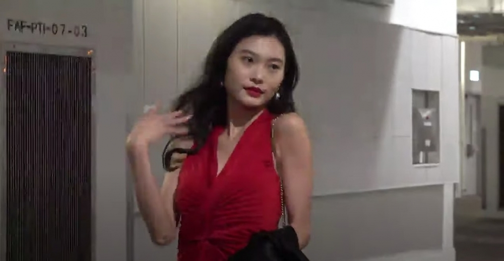  港姐初選一位著紅裙嘅重慶佳麗Atlantico因為超自信表現同嘴角嘅銷魂癦而獲封「重慶綺夢」