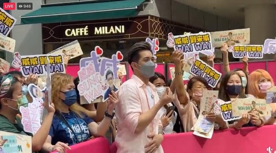 同一班粉絲影合照。