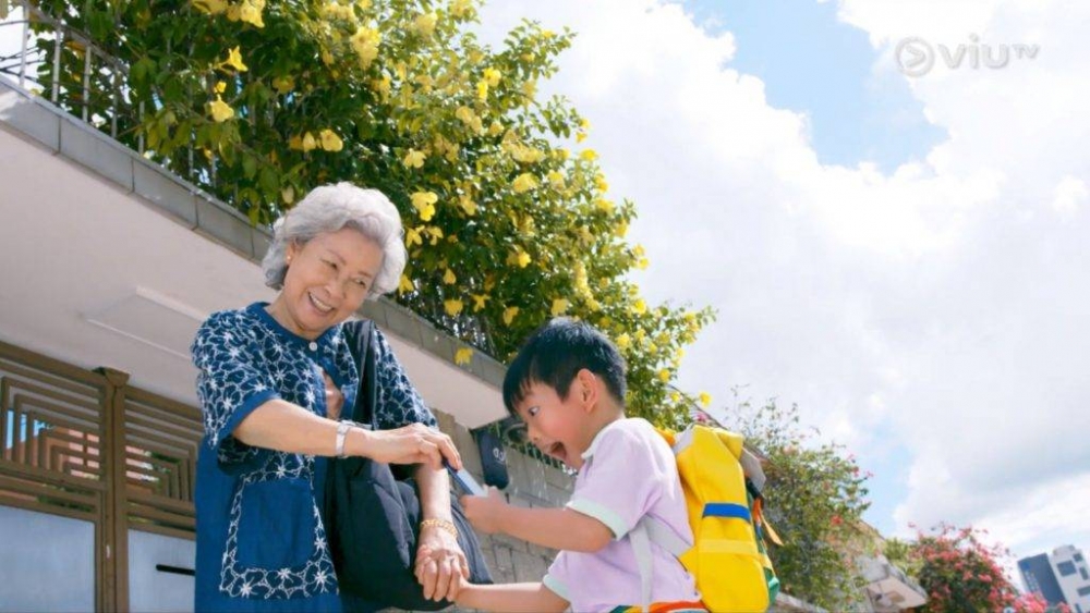 男大學生難以接受嫲嫲突然離世消息，但卻令佢意外發現Google map照片，令佢心靈上得到慰藉～