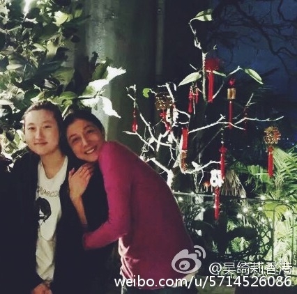 吳綺莉於1999年同有婦之夫成龍傳緋聞,之後更誕下女兒吳卓林