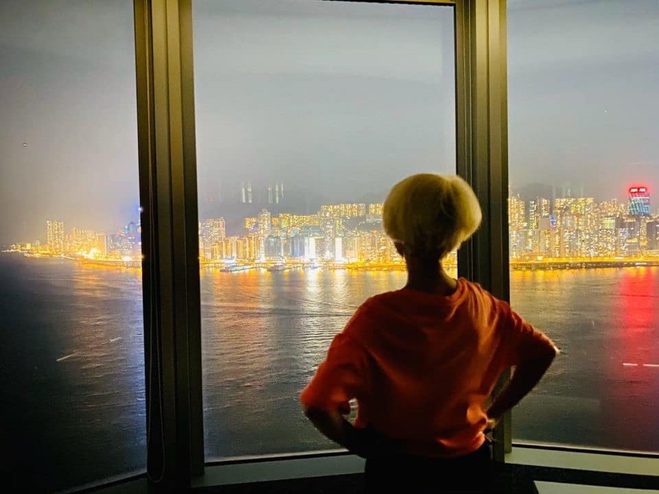 一排落地玻璃可以飽覽無敵維景海景，成屋裝修十分典雅同有氣派