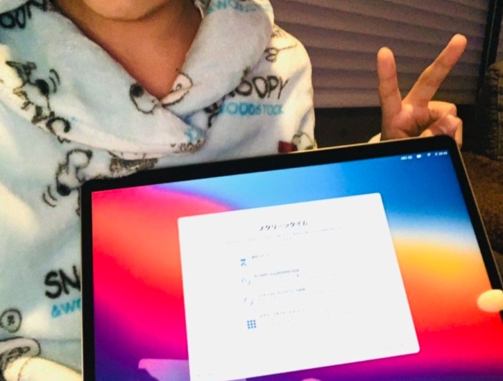 而佢仲用賺到嘅錢購買MacBook Air俾自己作獎勵～