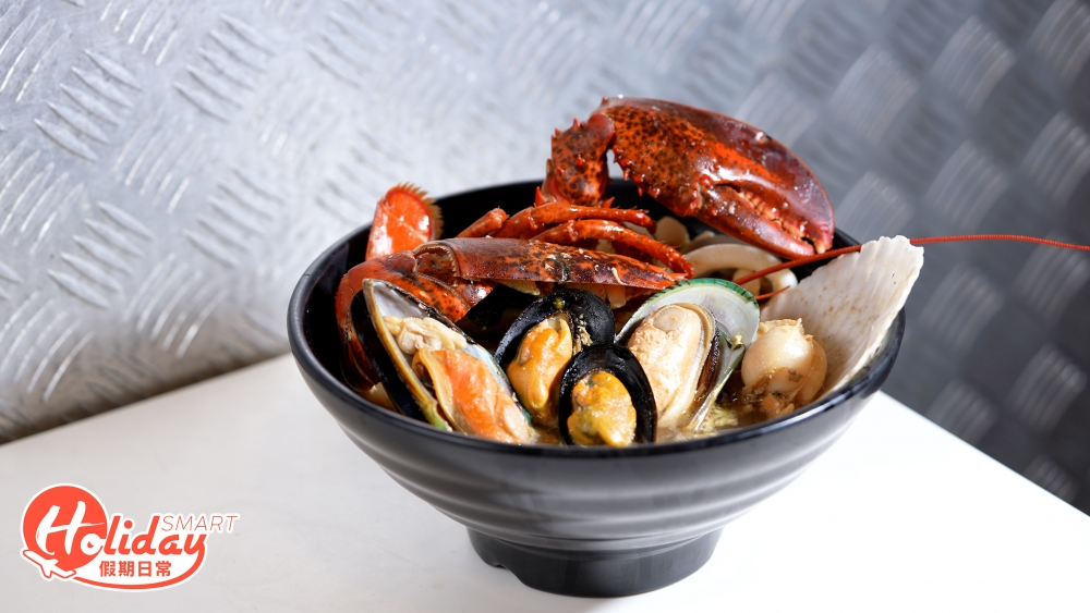 不少食客都特別推介招牌生滾龍蝦湯,湯底以豬骨、雞和龍蝦殼熬煮,湯頭飲落鮮味突出,上枱時賣相已經夠震憾,大大隻開邊龍蝦,還有齊帆立貝、青口、墨魚仔和日本蜆肉,如此足料只售$138,價錢親民。