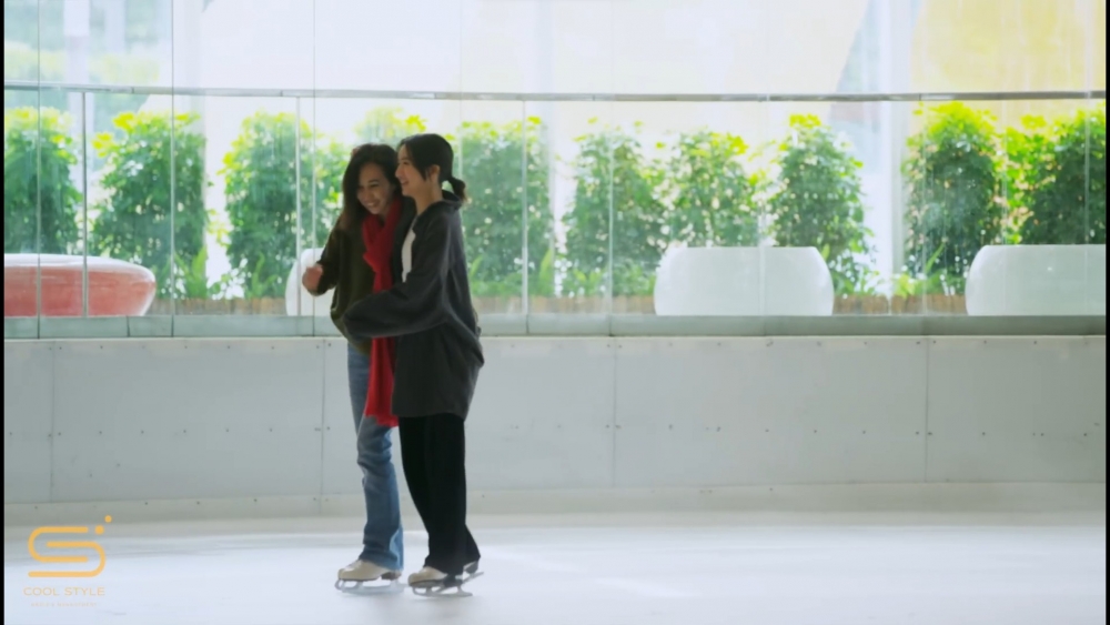 柏安妮在出道前曾為香港花式溜冰冠軍，有「溜冰皇后」之稱。