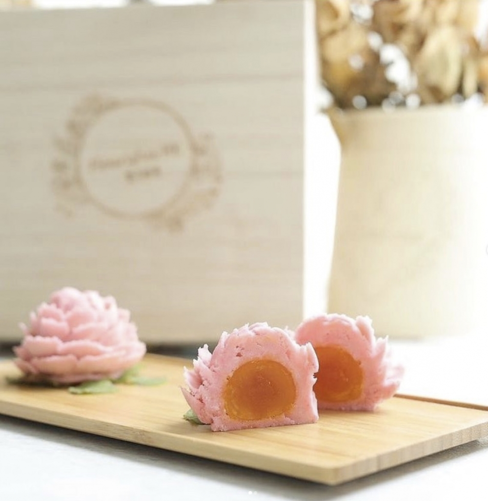 月餅以無油韓國荳蓉、日本製白荳粉配上原隻漏油蛋黃,加上慢火一小時烘焗製作~