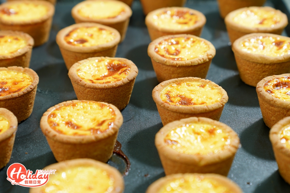 店舖成功彈起當然不止靠布甸包，還有招牌德式布甸撻，只售$12，較坊間蛋撻高身，足足有4cm高，蛋漿比一般蛋撻多四分之一。