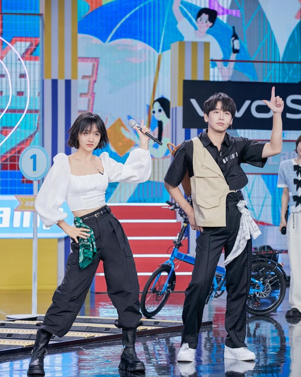 Natalie與《燃野少年的天空》男主角彭昱暢一起出演内地綜藝節目《快樂大本營》。