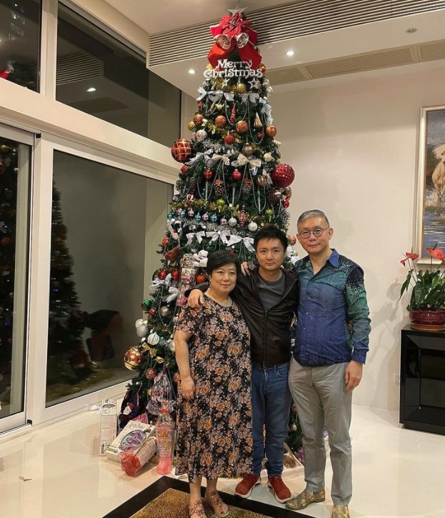 佢為澄清外界對於家人嘅不實傳聞並非真實,強調同家人關係融洽!