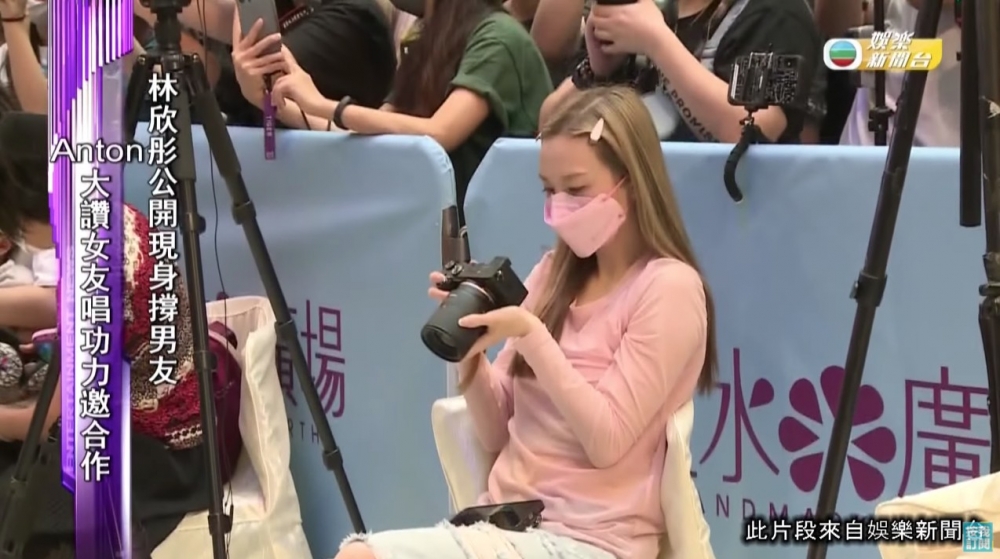 Mag更拎埋相機影底男友靚相，感情超好！