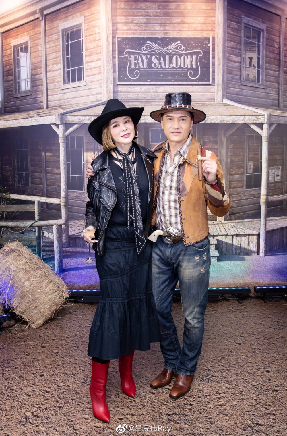 關之琳以黑色造型亮相。