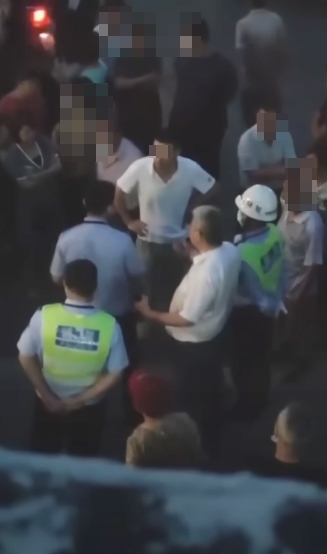 內地街頭有一位父親同女兒男友（二位都身穿白衫）吵架，引來唔少旁人圍觀！