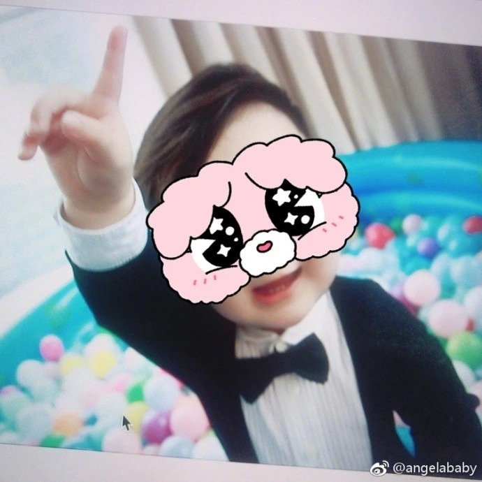 難得上傳小海綿正面照都係遮咗樣，只見到下巴好似爸爸