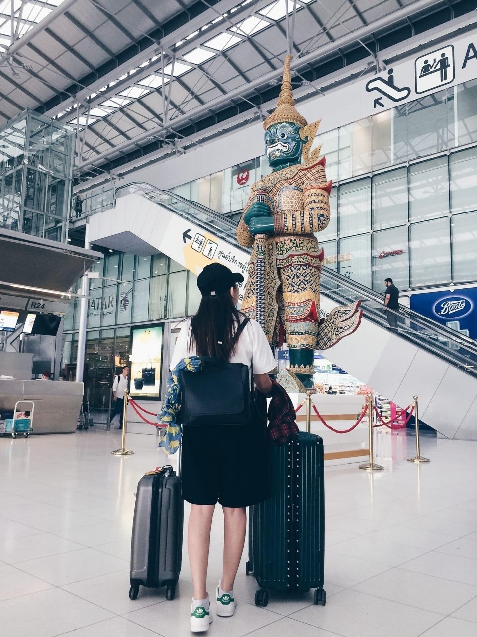 外國旅客入境泰國須携帶接種疫苗證書或新冠檢測陰性證明。