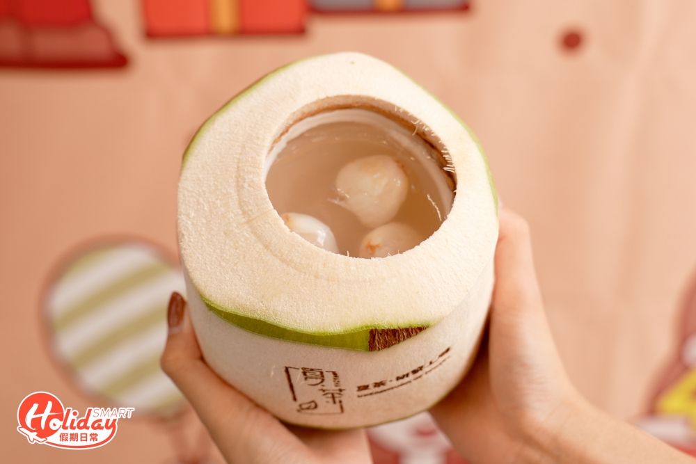 適逢近期是荔枝當造的季節，特別推出期間限定的荔枝椰子凍，選用濃甜多汁的糯米糍荔枝，裏面椰子凍更是模仿荔枝口感製成，晶瑩剔透的椰子凍配搭荔枝肉同食，每口都是冰涼口感。