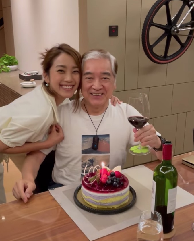 姜麗文同爸爸關係超好,日前秦沛77歲生日,姜麗文就去到爸爸家中為佢慶祝