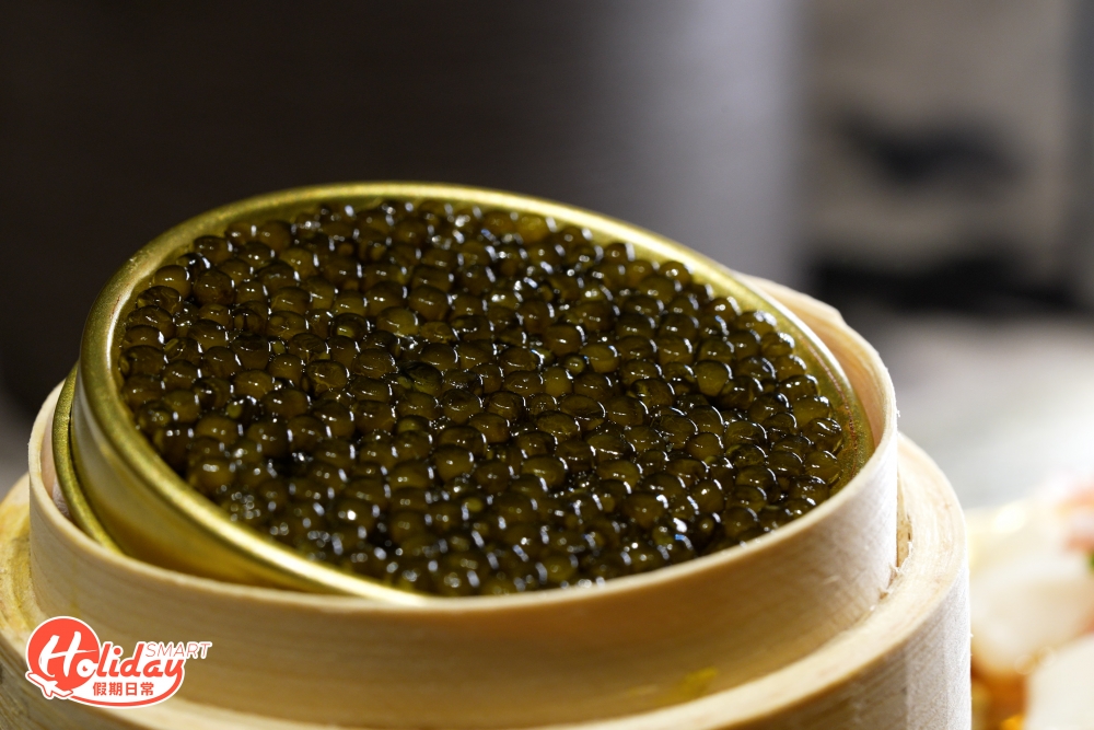 菜單上由前菜至甜品以時令食材及海產入饌，如法國鵝肝、法國藍龍蝦、花膠、鹿兒島黑毛和牛等。