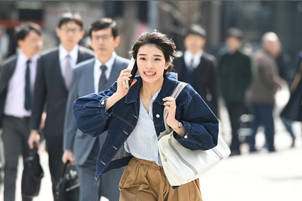 佢強調現時完全唔洗OT，而且工作量變少，非常輕鬆～