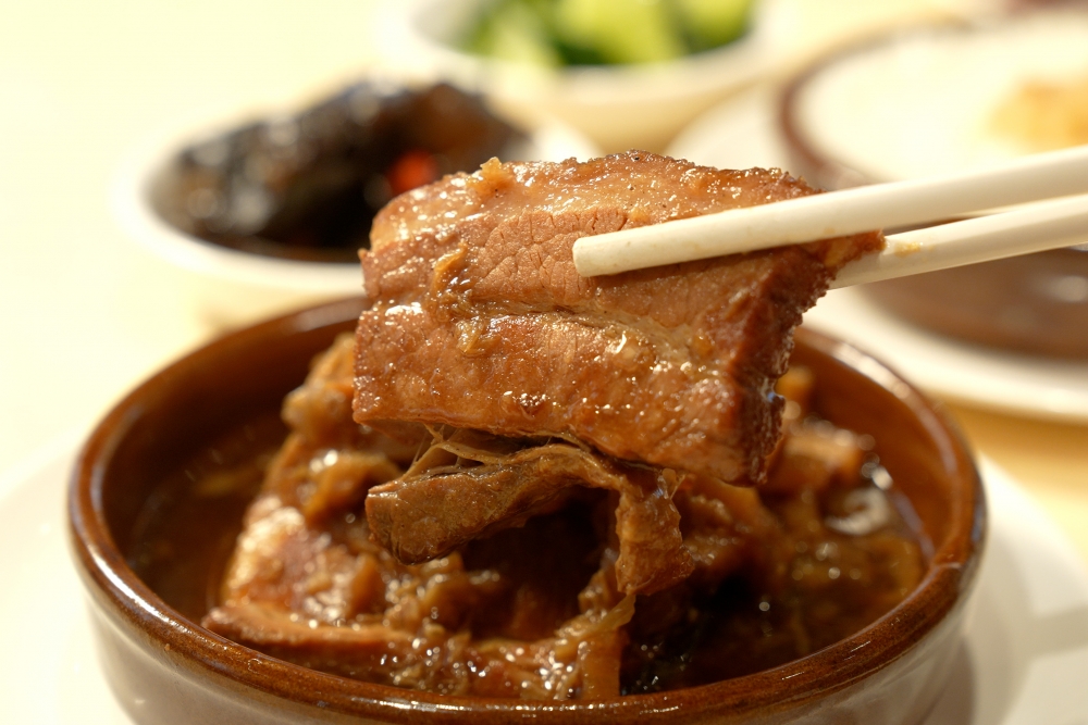 經典梅菜扣肉用上上乘的豬腩肉，清晰可見肥肉與瘦肉層層相間，大廚透露梅菜扣肉每天花逾6小時蒸製而成，難怪入口特別軟腍，醬汁撈飯同樣滋味！