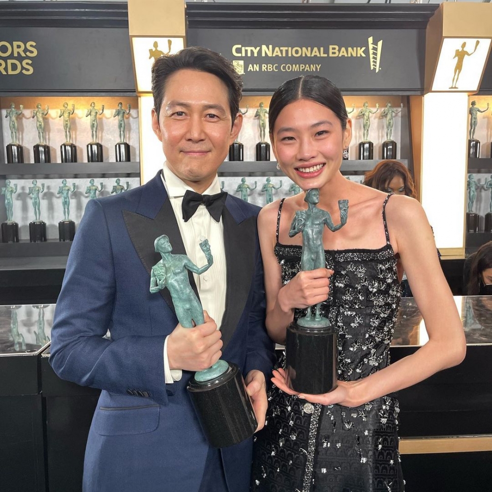 李政宰和鄭好娟在《第28屆美國演員工會獎》中分別獲得劇情類最佳男、女主角獎！