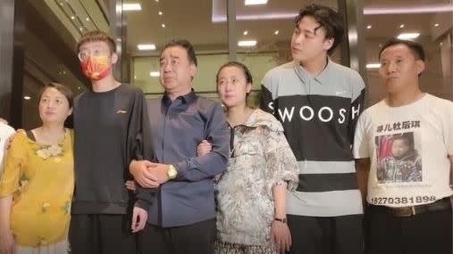 現年27歲嘅梅志強與親生父母失散25年,終於重逢!