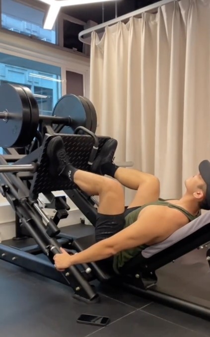 伍富橋不時會喺IG大晒自己做gym操肌嘅影片,或者係健身室打卡照。