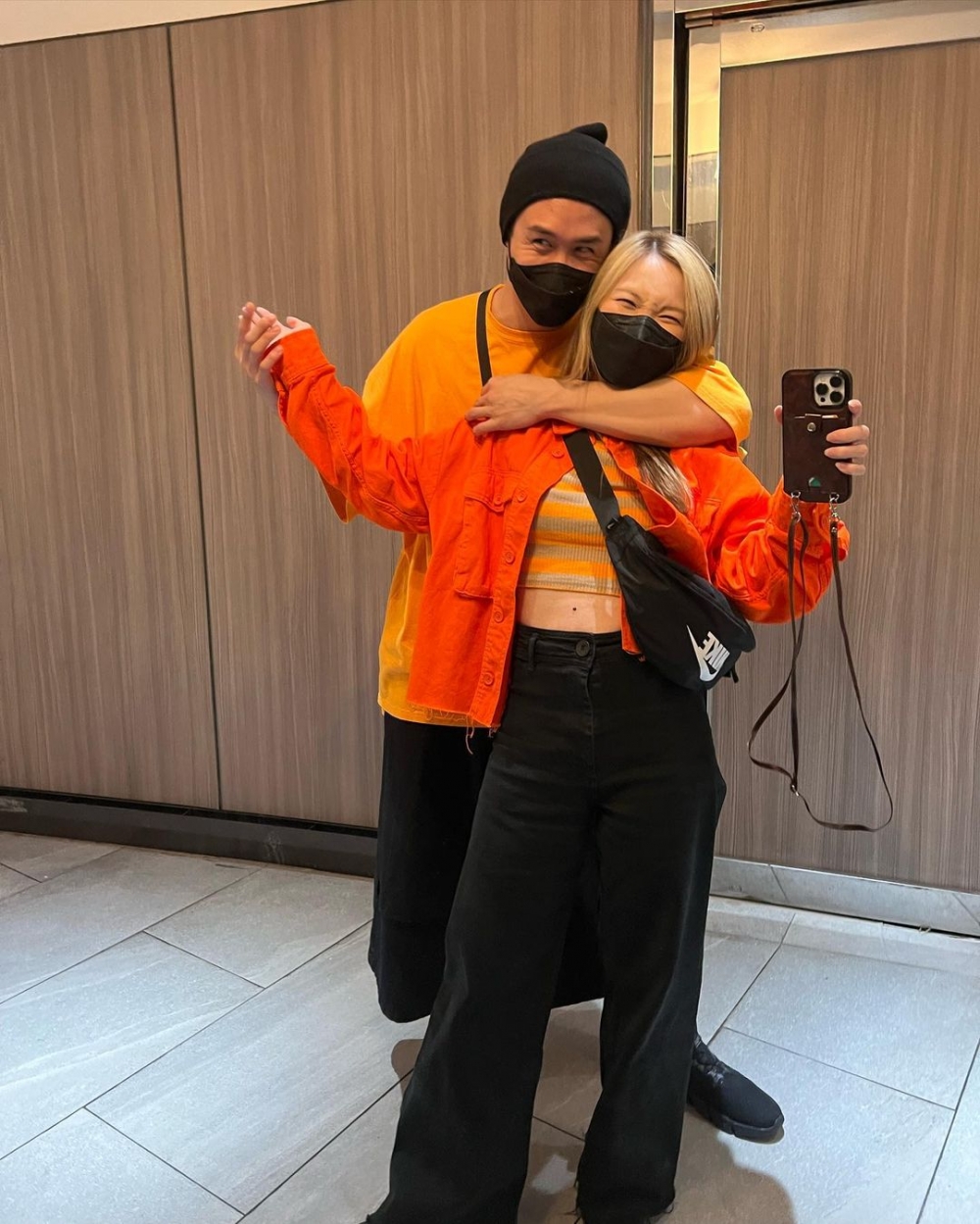 Anton同Mag大擺各種親密pose，兩人露出燦爛笑容，十分甜蜜