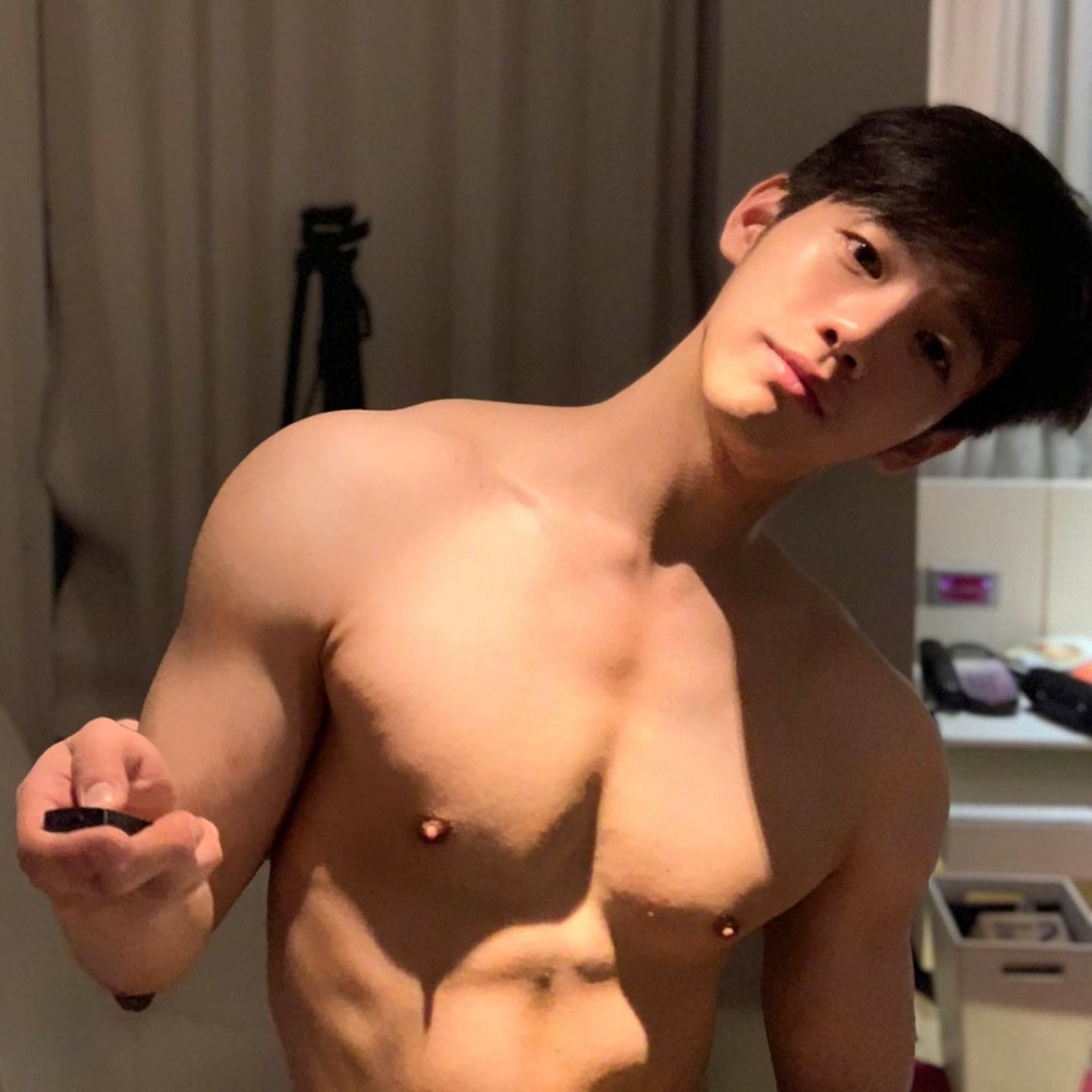 李勝宰不時會在IG分享自己的健碩身材~