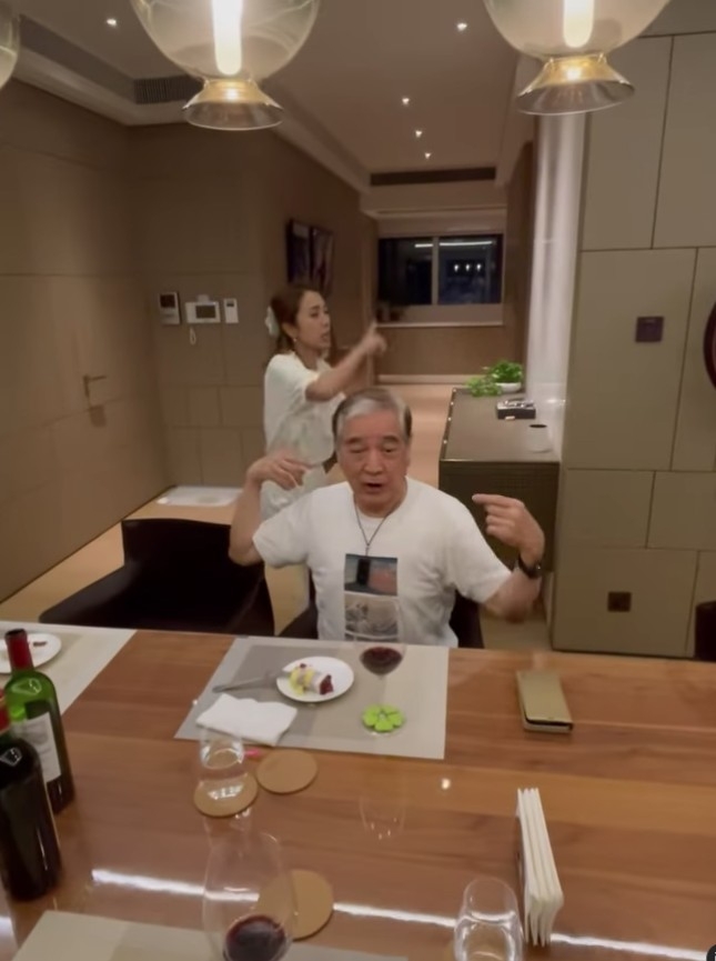 另一條影片就見秦沛坐喺餐枱用餐,姜麗文就喺身後跳舞