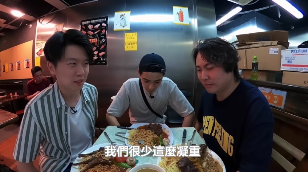 上個月,余德丞同2位YouTuber一齊拍攝試食影片,到訪被網民評為最伏嘅2間餐廳!