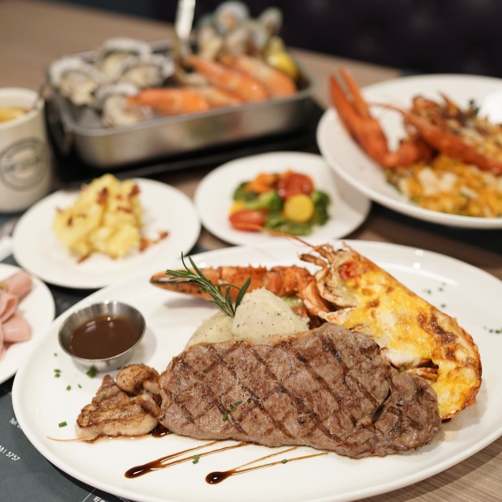 自助餐餐廳Mr. Steak推出10月生日優惠，銅鑼灣分店7月起逢星期一至四晚市，4人同行惠顧，1位壽星即可免費享有生日優惠，可以任食生蠔、龍蝦、日本飛驒和牛等，記得提早至少一天前預訂。